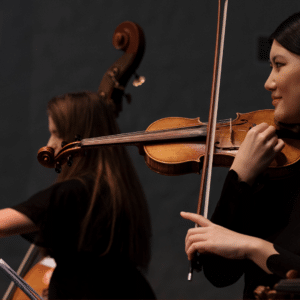 Podcast on the Gala de la Terre image shows musicians in an orchestra